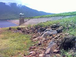 <p>built by compacting successive layers of earth, using the most impervious materials to form a core and placing more permeable substances on the upstream and downstream sides</p><p></p>