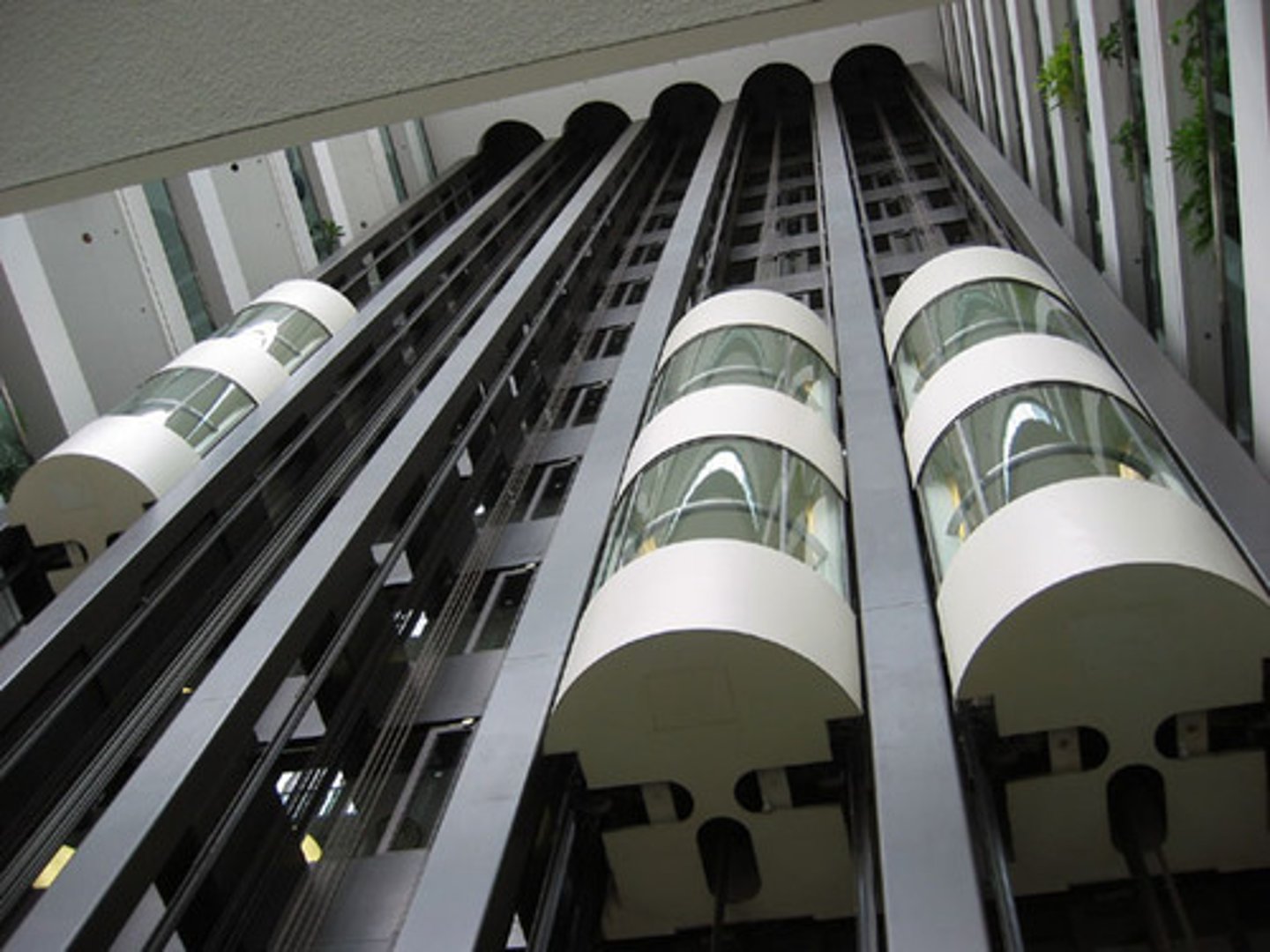 <p>elevator, مصعد</p><p>die Aufzüge</p><p>In diesem Haus gibt es keinen Aufzug.</p>