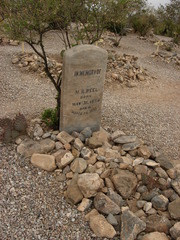 <p>to die, especially in an accident or by being killed, or to be destroyed</p>
