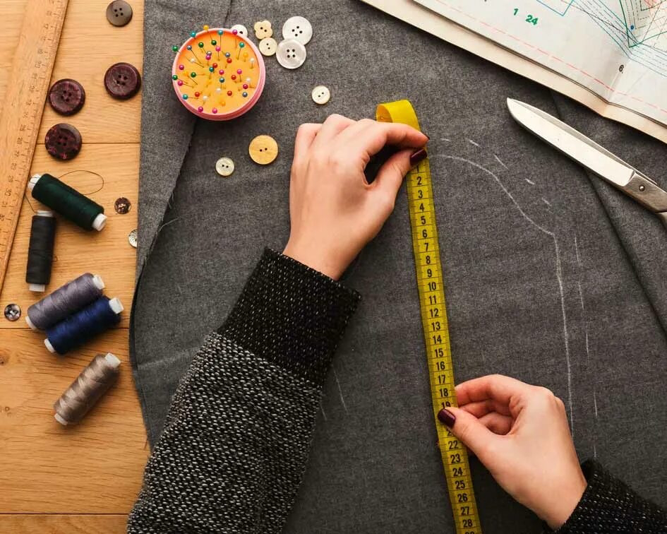 <p>To use a needle and thread to join, fasten, or repair materials (usually cloth or leather) together with stitches. </p><p>[səʊ]</p>