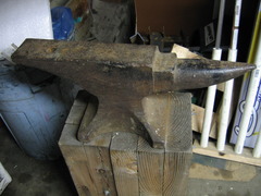 <p>US: /ˈæn.vɪl/UK: /ˈæn.vɪl/ Example: The blacksmith hammered the red iron on the _____. A heavy iron block on which heated metals are hammered. Cái đe Khối sắt đúc nặng để thợ sắt đặt kim loại lên đập tạo hình.</p>