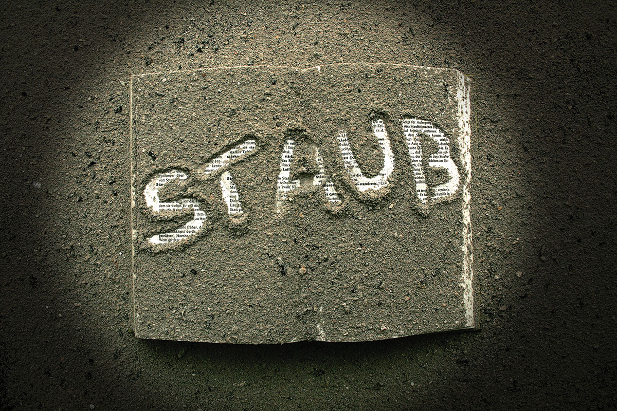 <p><strong>tozlu, kirli</strong></p><p><strong>*****************************************************************************************</strong></p><p>Es ist staubig.</p><p>Tozlu.</p>