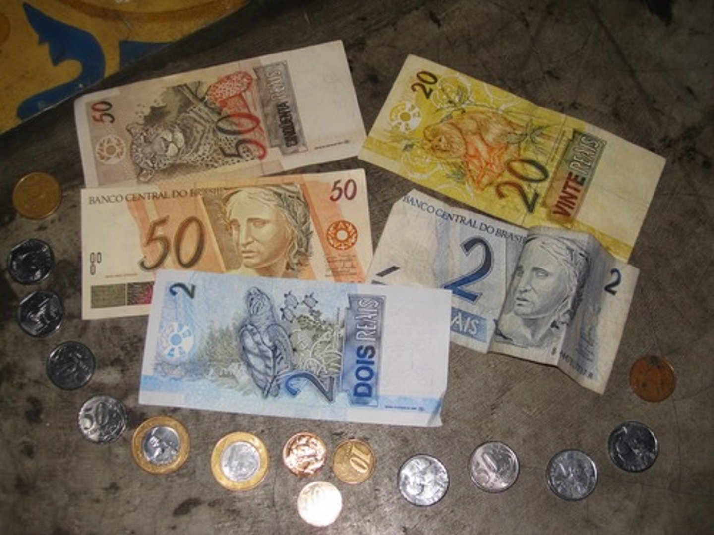 <p>(economic English) đơn vị tiền tệ Ví dụ: The dollar is the unit of currency in the US.</p>