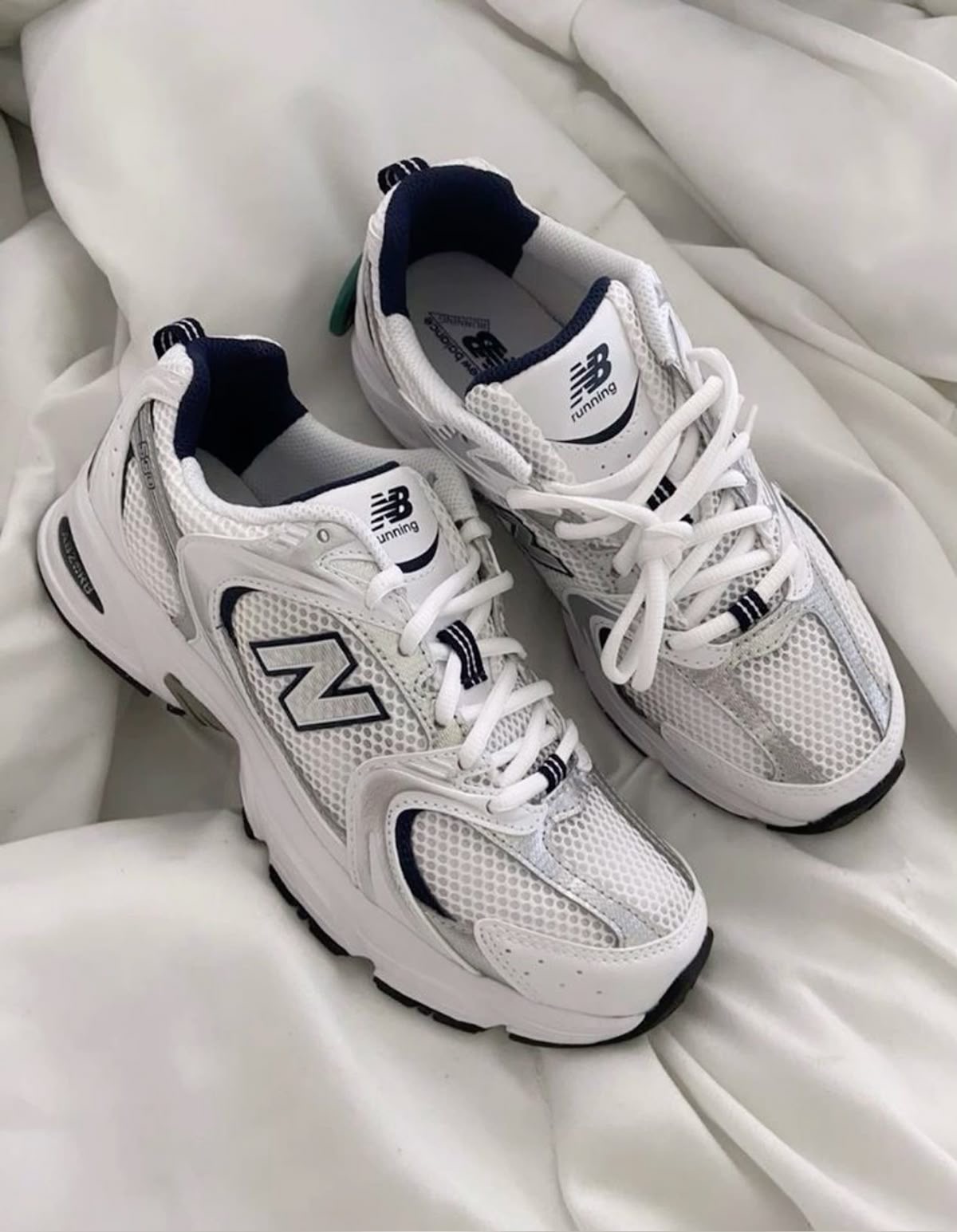<p><span><span>"I wear my white </span><strong><span>trainers</span></strong><span> when I go to the gym."</span></span></p>