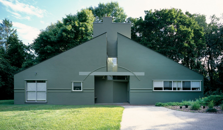 <p>This Building plays with breaking the norm with a broken pediment style facade, supergraphic windows, and all the wrong curves where they’re not supposed to be all being deliberatly wrong by modernist standards</p>