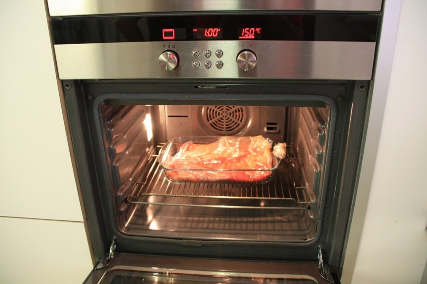 <p>An enclosed compartment, usually part of a cooker, used for baking or roasting food.</p><p>Example: The chicken has been baking in the oven for an hour.</p>