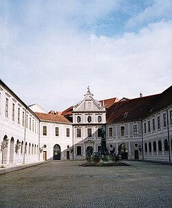 <p>sân trong </p>