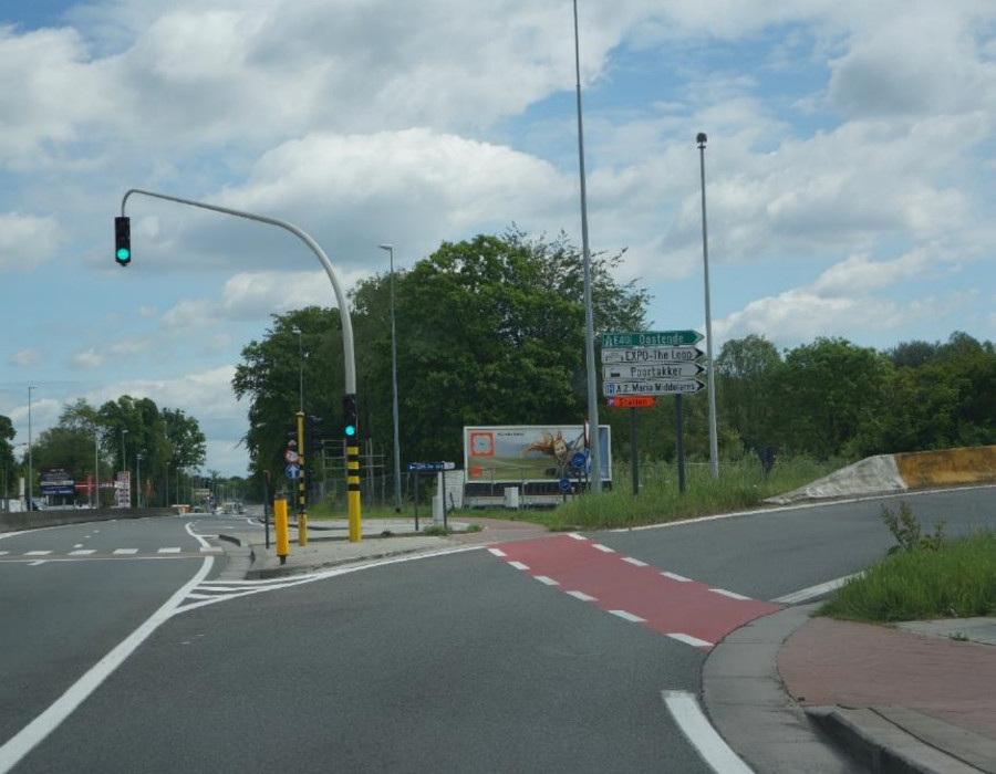<p>Moet je bij het afslaan voorrang verlenen aan de fietsers?</p>