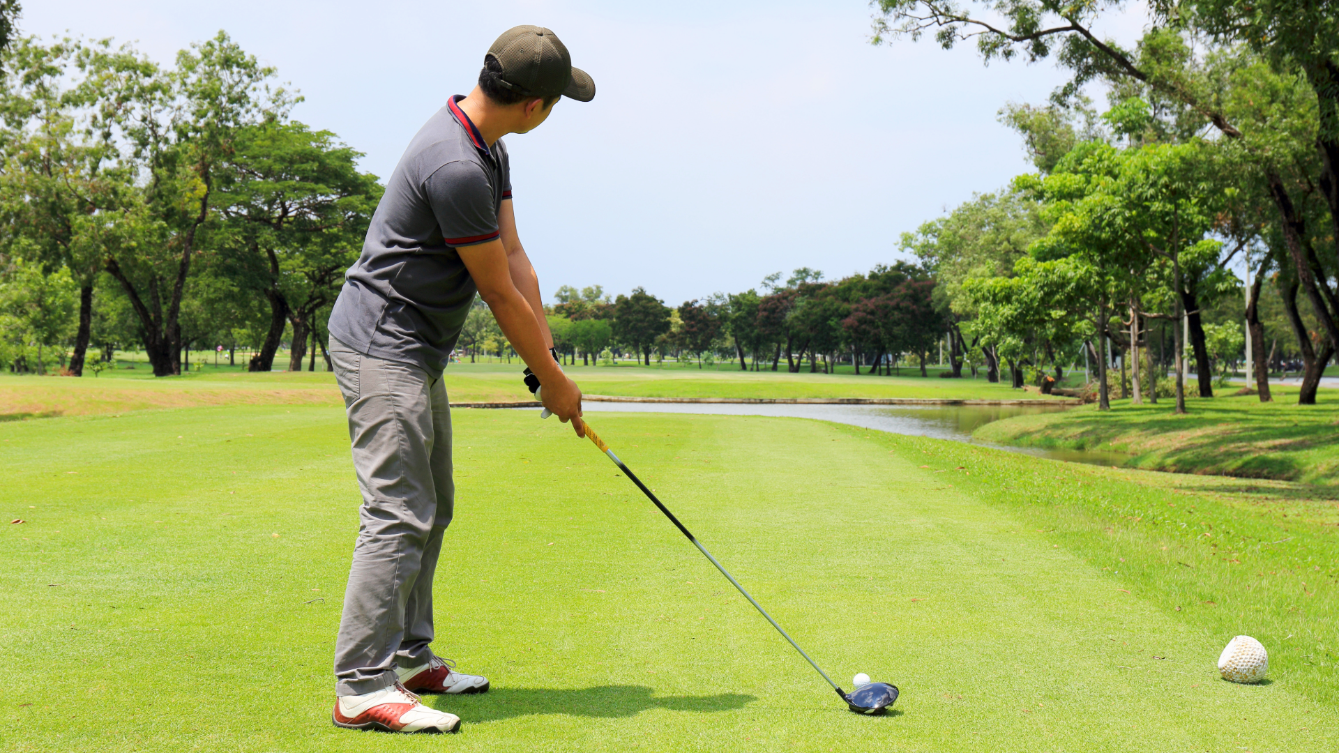 <p>jugar al golf</p>