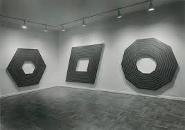 <p><span style="font-family: Aptos, sans-serif;"><strong>Installation von 1964, frank stella </strong>&nbsp;</span></p>
