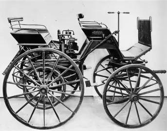 <p>- Atomovil de Daimler</p><p>- Daimler</p>