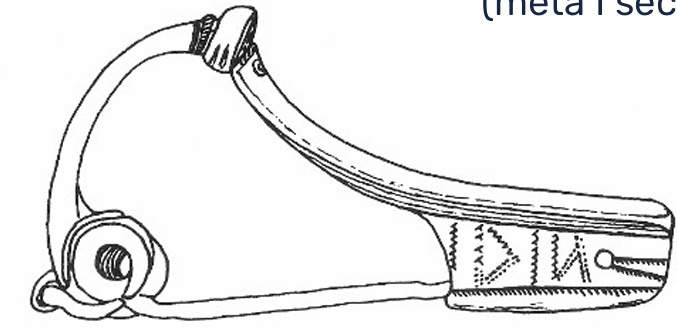 <p>Attestazione più antica di scrittura runica (metà I sec. d.C., Schleswig); anticipa di un secolo le datazioni precedenti; colloca la nascita del sistema runico al I sec. a.C.</p>
