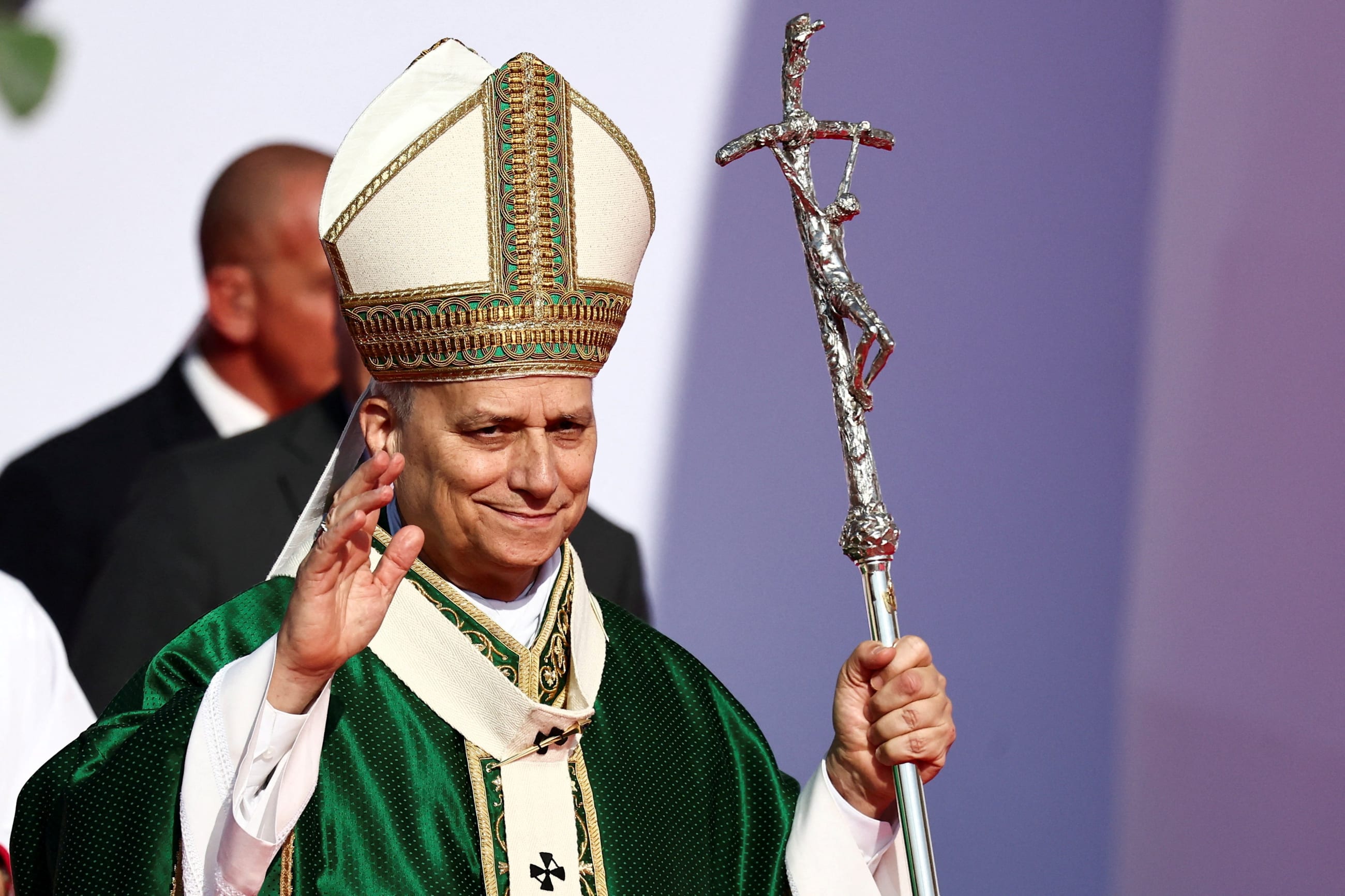 <p>1 main leader (pope); When the government is ran by religion.</p>