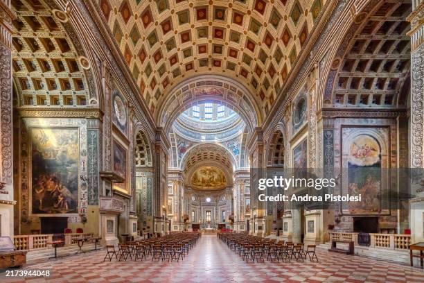 <p><strong>SAN ANDREA DE MANTUA (RENACIMIENTO - QUATTROCENTO - SIGLO XV)</strong></p><p>Autor: <strong>LEON BATTISTA ALBERTI </strong></p><p>Descripción: </p><ul><li><p>Fachada coronada con un frontón </p></li><li><p>Fachada simétrica </p></li><li><p>Interior con una bóveda de cañón junto con arcos de medio punto</p></li><li><p>Cuenta con una cúpula con una linterna que ilumina el interior De la Iglesia.</p></li></ul><p></p>