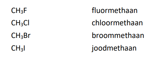 <ul><li><p>voorvoegsel (fluor, chloor, broom of jood) + stam + uitgang</p></li><li><p>de plaats van het halogeen wordt aangegeven in de nummering tenzij er geen verwarring mogelijk is</p></li><li><p>de nummering van de hoofdketen gebeurt op een zodanige manier dat de eerste zijketen een zo klein mogelijke plaatsnummer krijgt</p></li><li><p>voorbeelden: fluormethaan, chloormethaan, broomethaan, joodmethaan</p></li></ul><p></p>