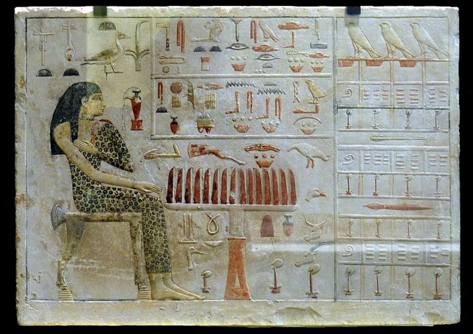 <p>Dès la IVe dynastie, on trouve par exemple la <strong>stèle-dalle de la princesse Néfertiabet, fille de Khéops, calcaire, Giza, Musée du Louvre.</strong></p><p>Les offrandes représentées sont à la limite entre hiéroglyphes et images. Néfertiabet porte une robe qui ressemble à une peau d’animal : en réalité, il s’agit d’un tissu tacheté imitant une peau, mais sans véritable poil.</p><p>Les stèles ne sont pas forcément destinées à être vues de tous : elles sont là avant tout pour leur pouvoir performatif(faire exister le culte et l’offrande).</p>
