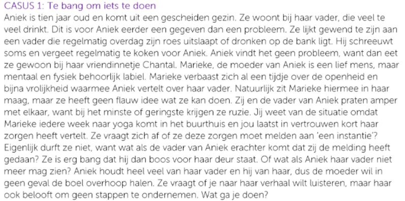 <p>wg 15: een casus kunnen lezen en toepassen</p><p><br>C<strong>ASUS 2: Egbert trekt het niet</strong></p><p>Toen Egbert 62 werd, moest hij verplicht met pensioen terwijl hij het op zijn werk nog ontzettend naar zijn zin had. Voor zijn gevoel is hij aan de kant gezet en nog steeds kan hij daar maar moeilijk mee omgaan. Twee jaar later is zowel zijn huis als zijn leven een bende. Hijzelf is een wrak en het enige waar hij nog toe in staat is, is zijn dagelijkse tochtje naar de winkel waar hij drank en brood haalt. Verder heeft hij te veel pijn om iets anders te ondernemen, zegt hij. De rest van de dag zit hij dus thuis in zijn stoel en hij ziet hij helemaal niemand. Aan schoonmaken, opruimen of de post openen, komt hij al tijden niet meer toe.</p><p>Je kent Egbert al vijf maanden; vanwege de zorgen van een buurvrouw over Egbert ben je destijds langsgegaan om 'kennis te maken'. Egbert vindt het goed dat je soms langskomt, maar hij schaamt zich zichtbaar voor zijn situatie en zou ook willen dat zijn huis opgeruimd was. Ook zou hij graag in een aanleunwoning willen wonen met meer intensieve zorg om hem heen. Hij zegt zelf niet de kracht te hebben om ook maar iets van zijn wensen op te pakken. Hij is slap en moe en ziet het allemaal niet zitten.</p><p>Als professional kun je natuurlijk een uit de buurt die per week komt schoonmaken. Kun je informeren over de mogelijkheden van een aanleunwoning. Uit Egberts verhalen weet je dat hij tot twee jaar terug een fitte, sterke man was. Hij heeft geen medische aandoening, hij is niet ziek, maar zit wel mentaal op een dieptepunt. Hij heeft volgens jouw professionele inzicht echt zelf de potentie en mogelijkheden om goed voor zichzelf en voor zijn huis te zorgen. Het is geen noodzaak dat hij in een aanleunwoning moet.</p><p>Maar nu, na 5 maanden, krijg je hem nog steeds niet zo ver dat hij die stoel uitkomt. Wat kun je nog meer doen?</p><p></p><p></p><p>3/3</p>