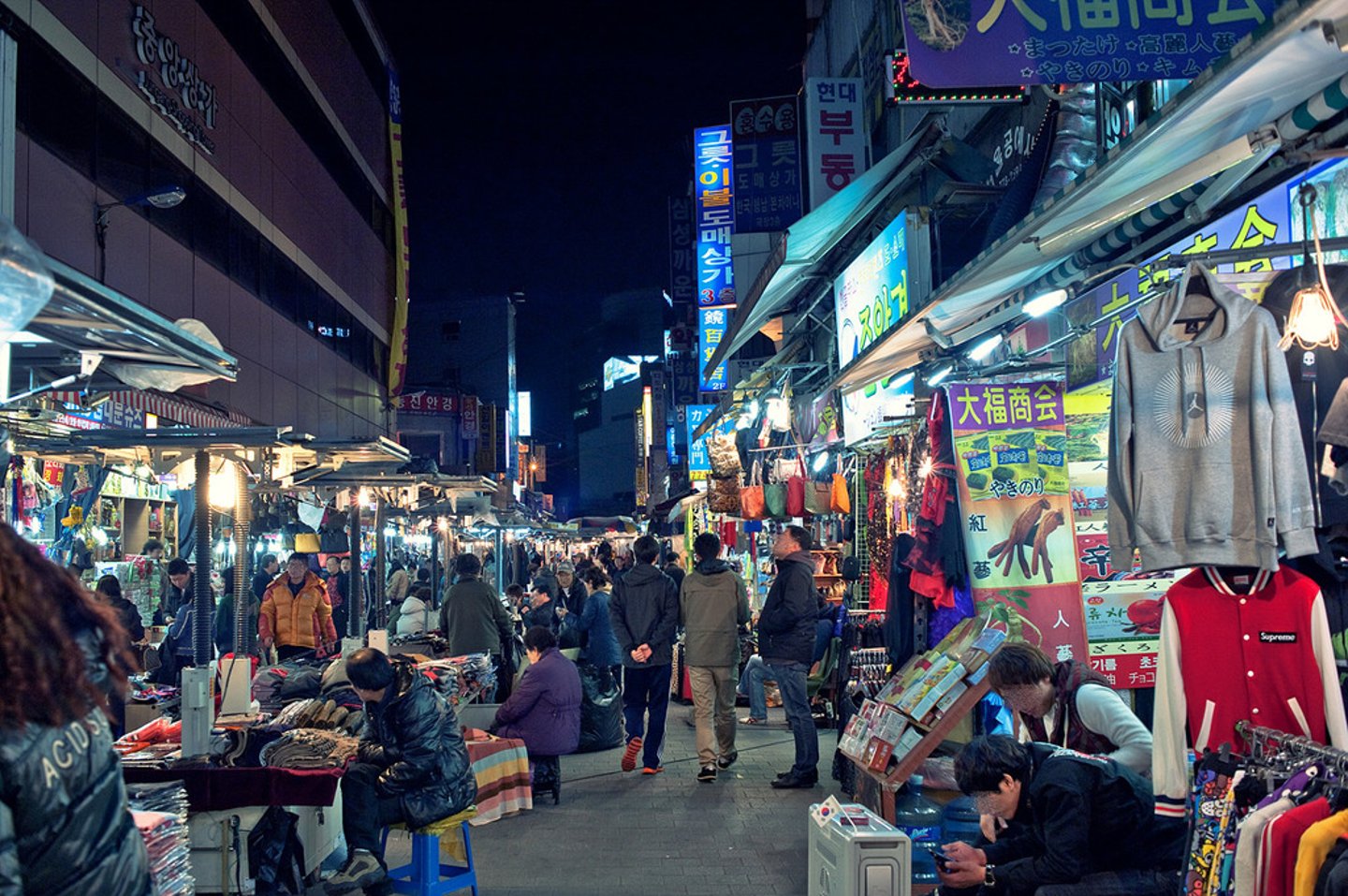 <p>market (market+large place)</p>