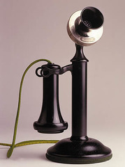 <p>to call (by phone)</p>