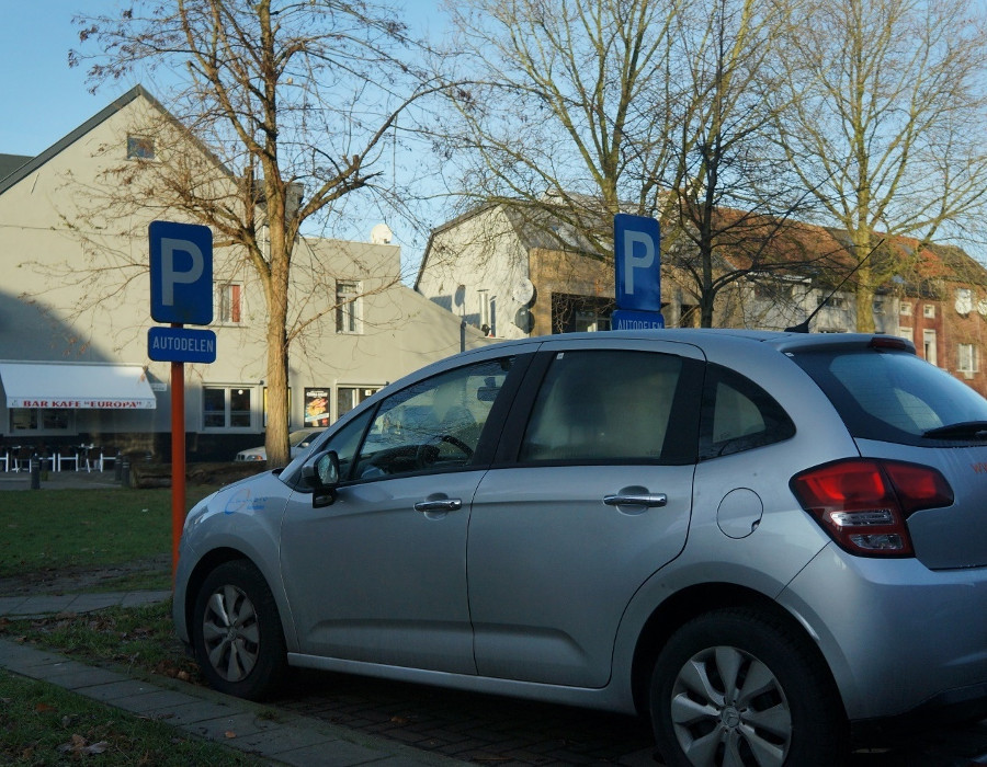 <p>Mag je hier parkeren met je minibus?</p><ul><li><p>ja</p></li><li><p>nee</p></li><li><p>Ja, met een autodeel vergunning.</p></li></ul><p></p>