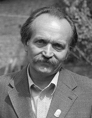 <p>Український політик, публіцист, літературний критик, діяч руху опору проти зросійщення та національної дискримінації українського народу, політичний в'язень СРСР. Провідник українського національнодемократичного визвольного руху кінця 80-х — 90-х років; Герой України (посмертно). Лауреат Міжнародної журналістської премії імені Ніколаса Томаліна (1975). Автор книг «правосуддя чи рецидиви терору?» та «Лихо з розуму». Був кандидатом у Президенти на виборах 1991 році, де посів 2 місце.</p>