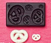 <p>(n) ...using engraved metal moulds. khuôn đúc</p>