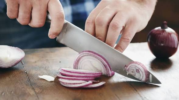 <p>a knife </p><p>I use a knife to cut steak</p>