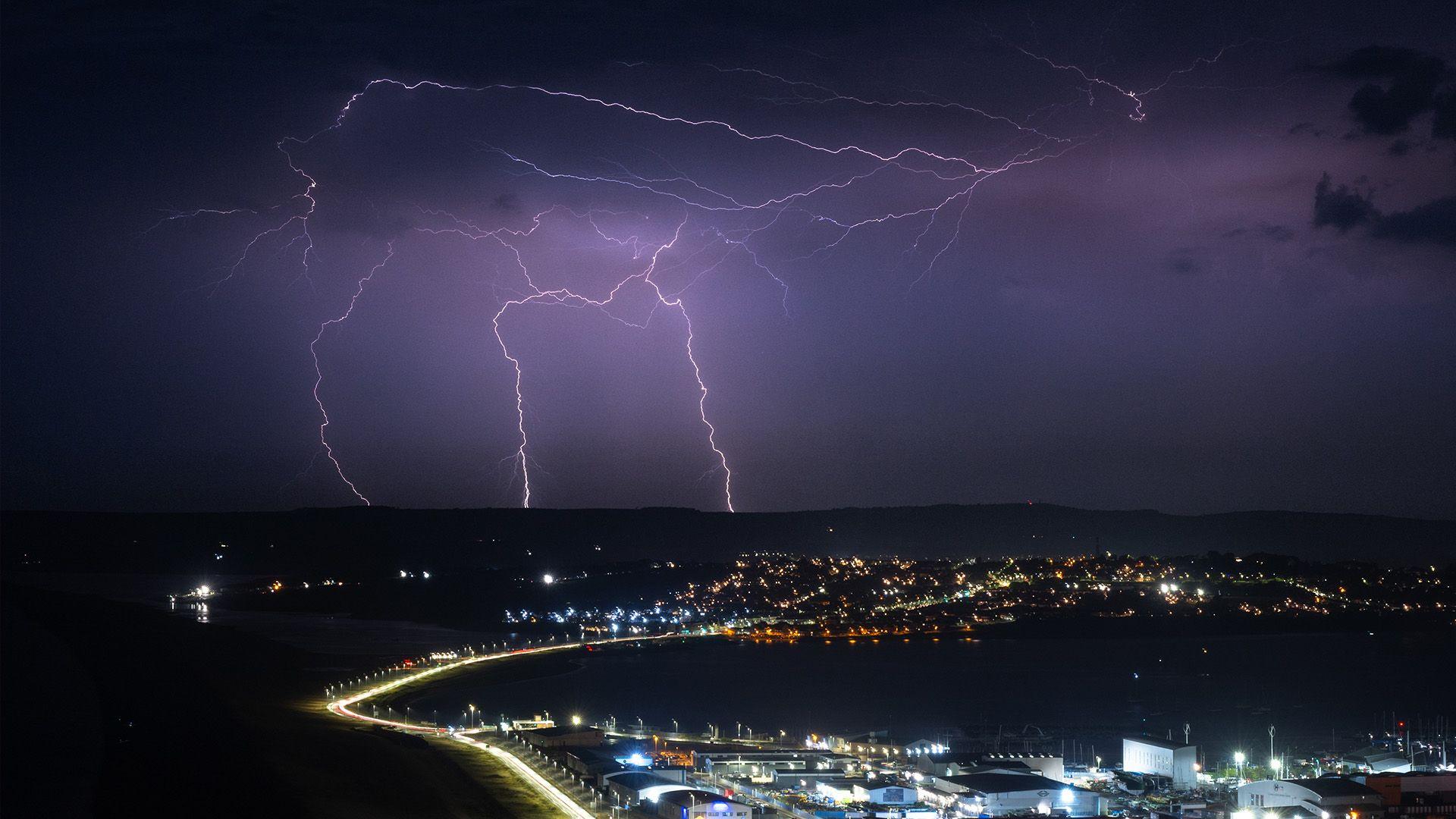 <p>thunderstorm (stormy weather)</p>
