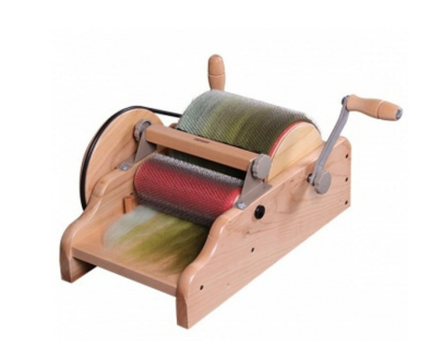 <p>a type of carder to detangle, clean, and align raw wool fibers, spins with a crank</p>