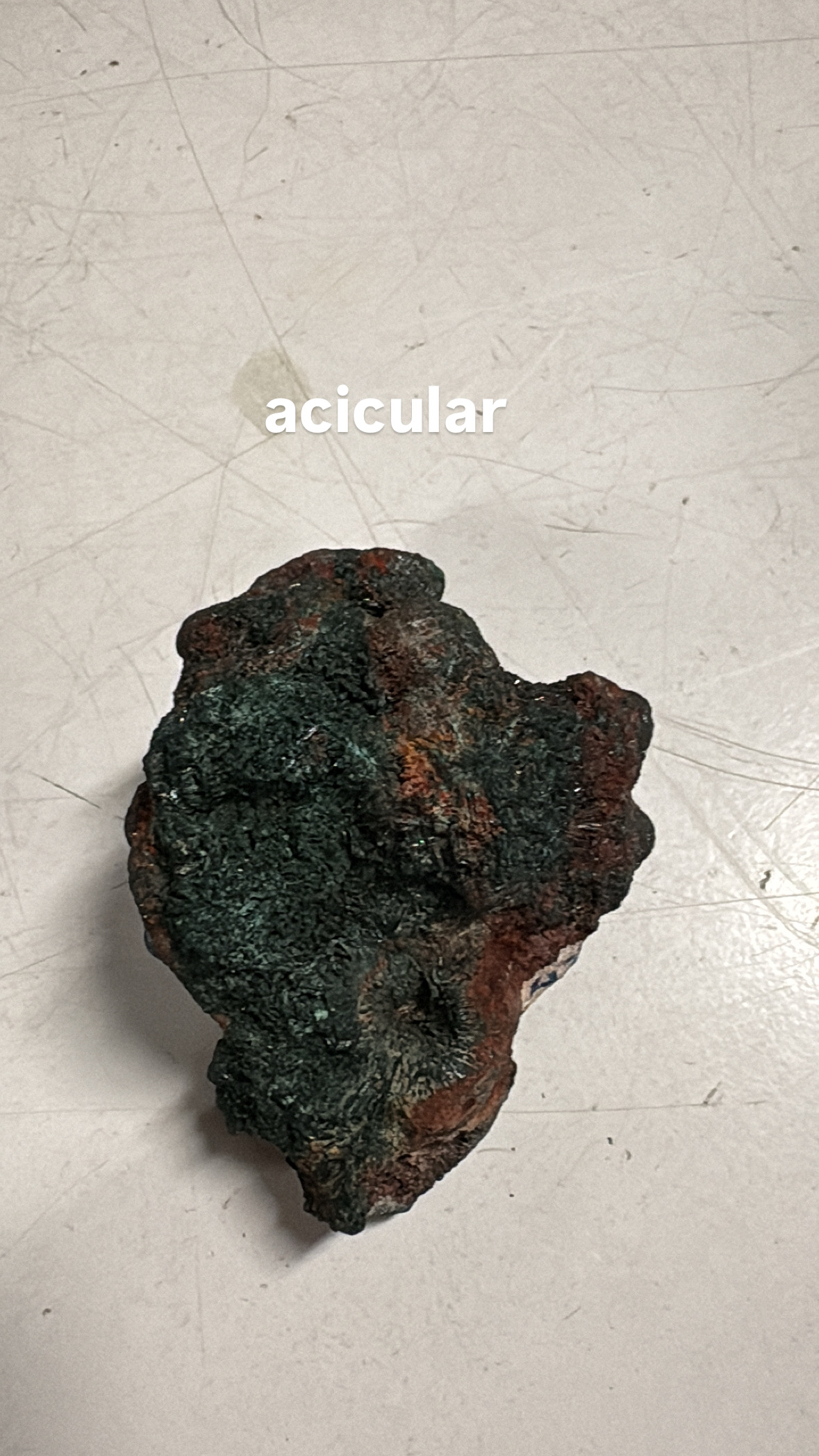 <p>Cu3CuZnOH6Cl2</p><p>sist crist: trigonal</p><p>brillo: vítreo</p><p>dureza: 3</p><p>hábito: acicular, granular</p>