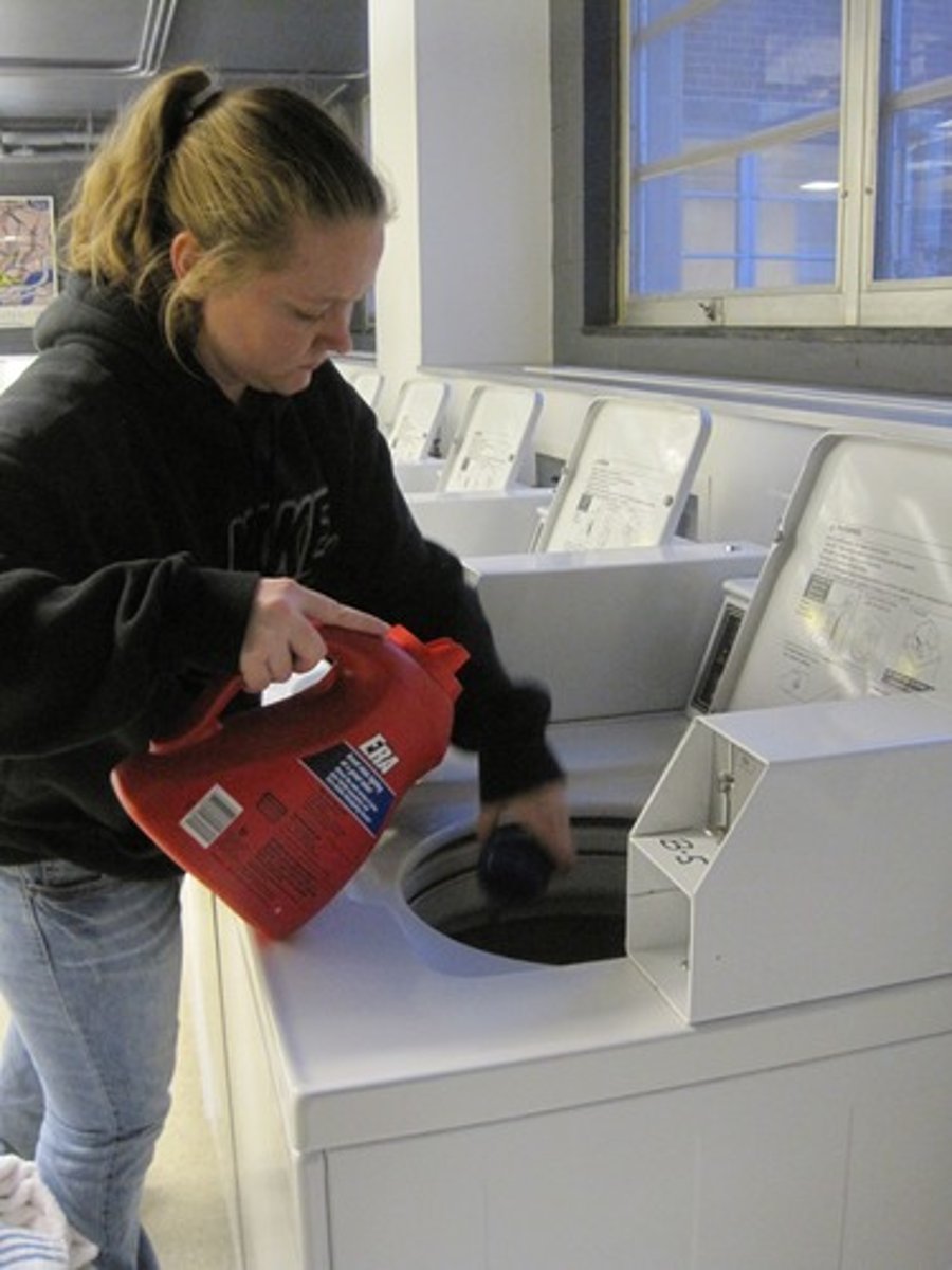 <p>/duː ðə ˈlɔːndri/ Giặt quần áo. I do the laundry every weekend.</p>