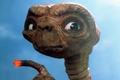 <p>alien, extraterrestrial (m/f)</p>