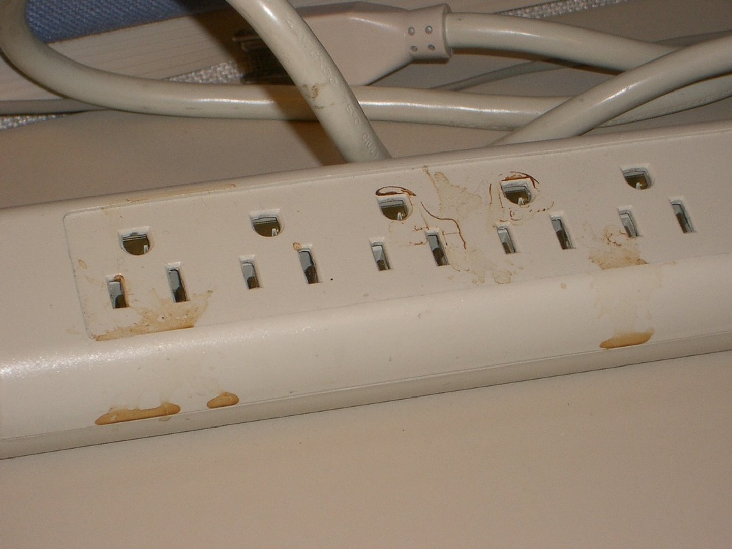 <p>An electrical cable that allows multiple appliances to be plugged in at a distance from a wall outlet.</p><p>Example: Plug the TV and the router into the same extension lead.</p>