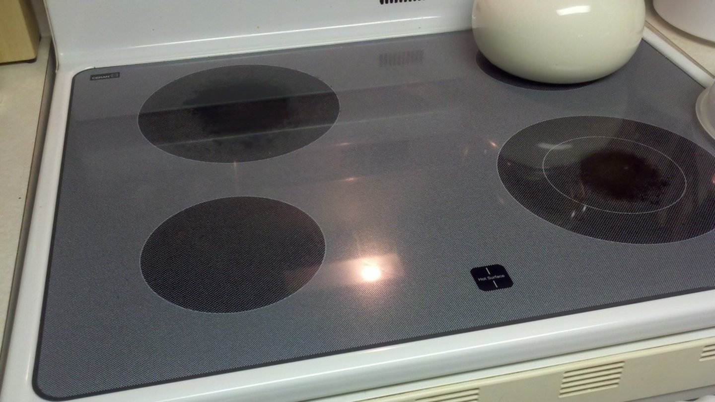 <p>The flat top part of a cooker with hotplates or burners where you put pans to heat food.</p><p>Example: Turn off the hob as soon as the water starts boiling.</p>