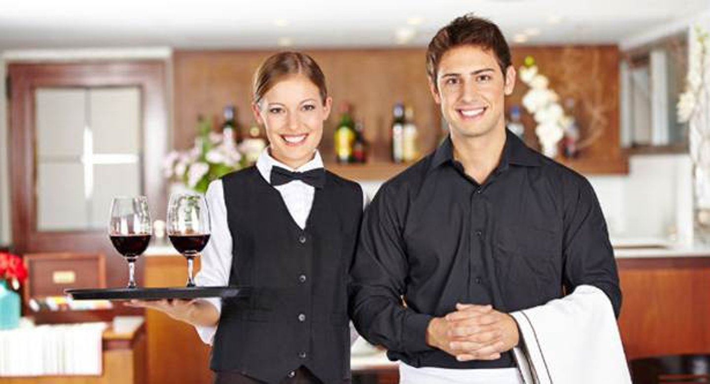<p>phục vụ nữ • The waitress brings my lunch.</p>
