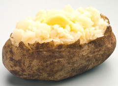 <p>a whole potato baked in its skin Example: He ordered a _____ _____ topped with sour cream. khoai tây nướng c Nguyên củ khoai tây để nguyên vỏ đem nướng. UK: /beɪkt pəˈteɪ.təʊ/ | US: /beɪkt pəˈteɪ.t̬oʊ/</p>