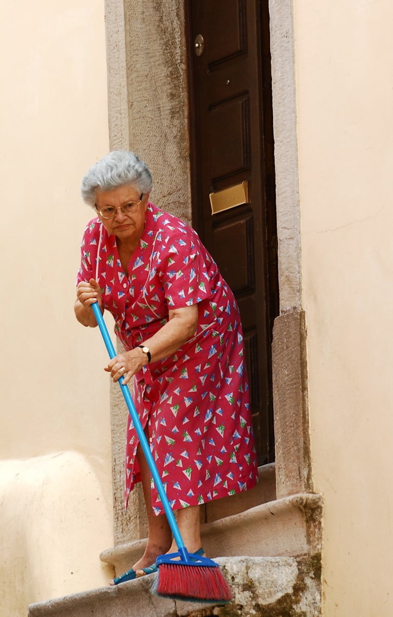 <p>to sweep</p>