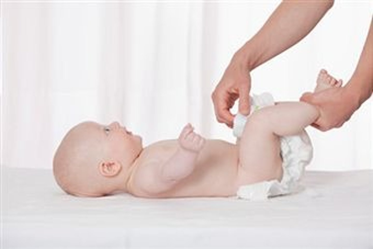 <p>(daily English) thay tã cho em bé Ví dụ: He went upstairs to change the baby.</p>