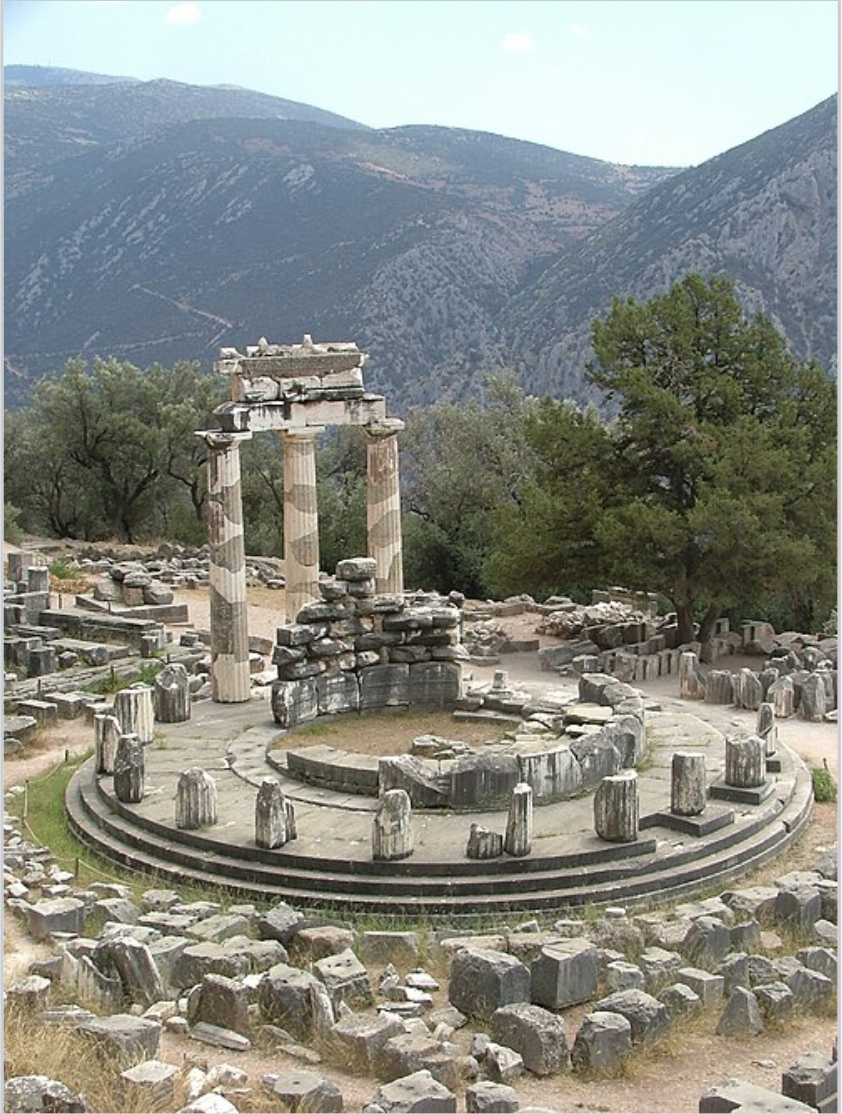<p>plan masee symmetrique par rapport a une plan centrale (ronde, ex = tholos)</p>