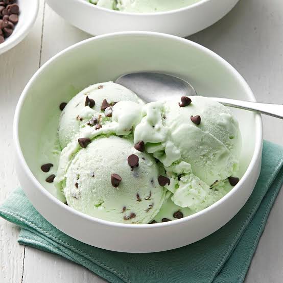 <p>Une Cuillère</p><p>J’utilise une cuillère pour manger mon dessert préféré</p><p>A spoon is something you use in culinary class</p>