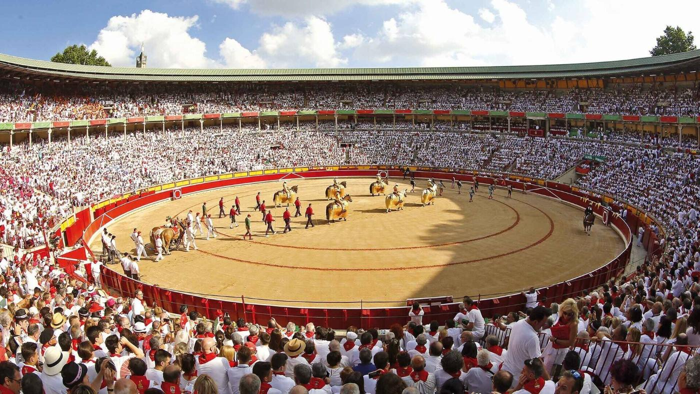 <p>Sies toros y muchas personas corren 800 kilometros durante La Fiesta de San Fermin. En Pamplona </p>