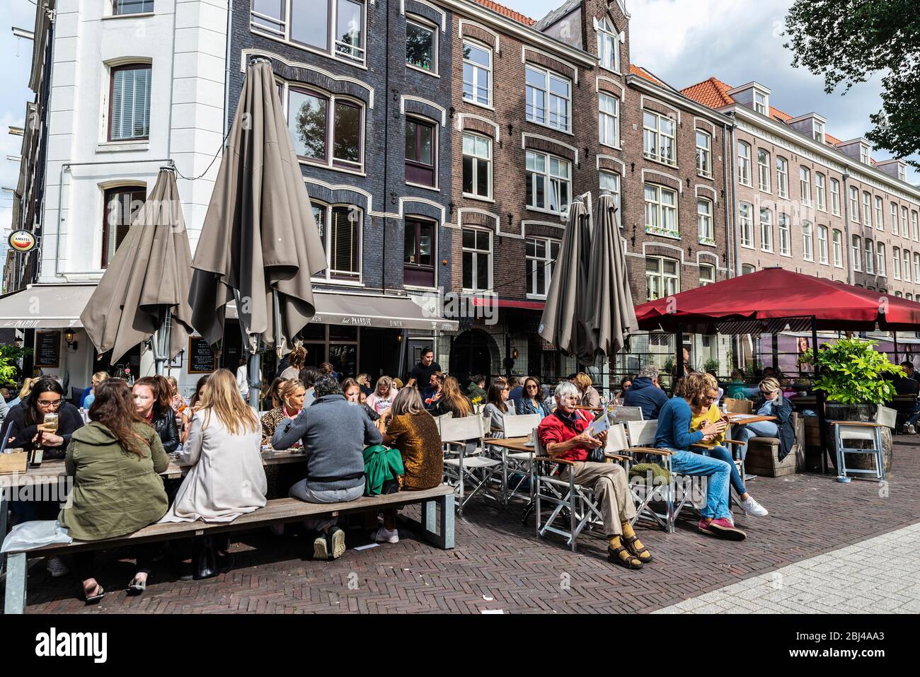 <p>Ze zijn …. omdat de zon schijnt</p>