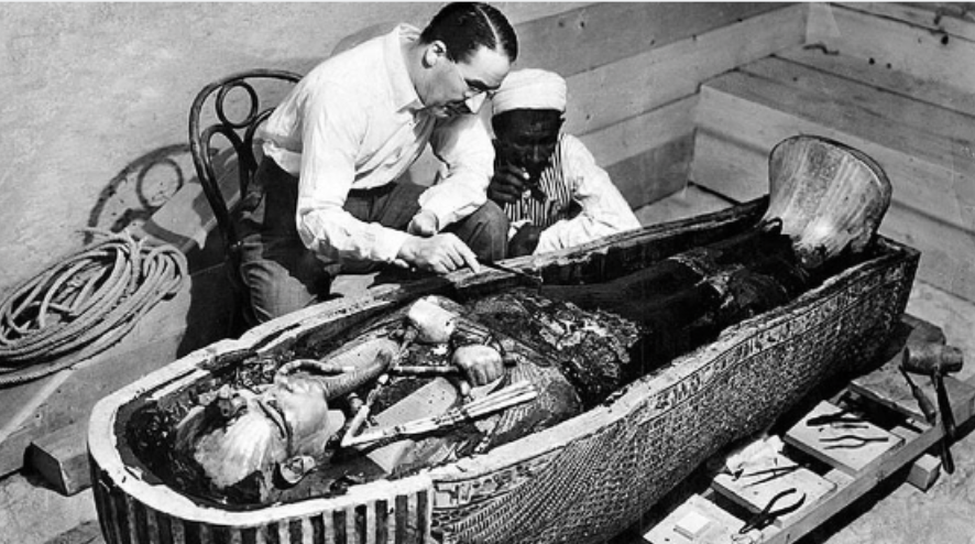 <p>(1922) - Il est l'archéologue célèbre pour avoir découvert la tombe du pharaon Toutankhamon en 1922. Cette découverte est l'un des événements majeurs de la discipline.</p>