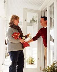 <p>to welcome (to receive)</p>