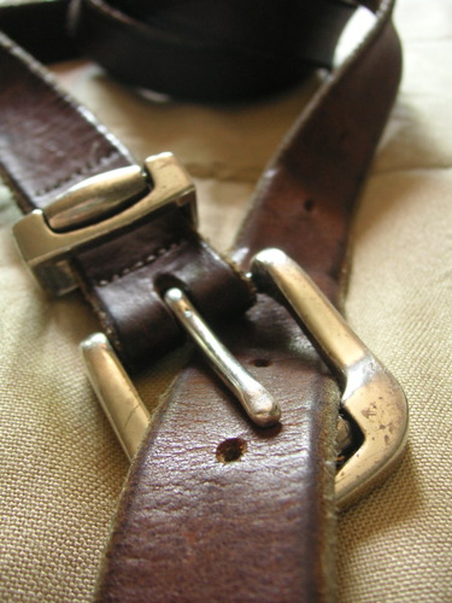 <p>(n,v)[ˈbʌk.əl] : khóa, buộc, khâu</p>