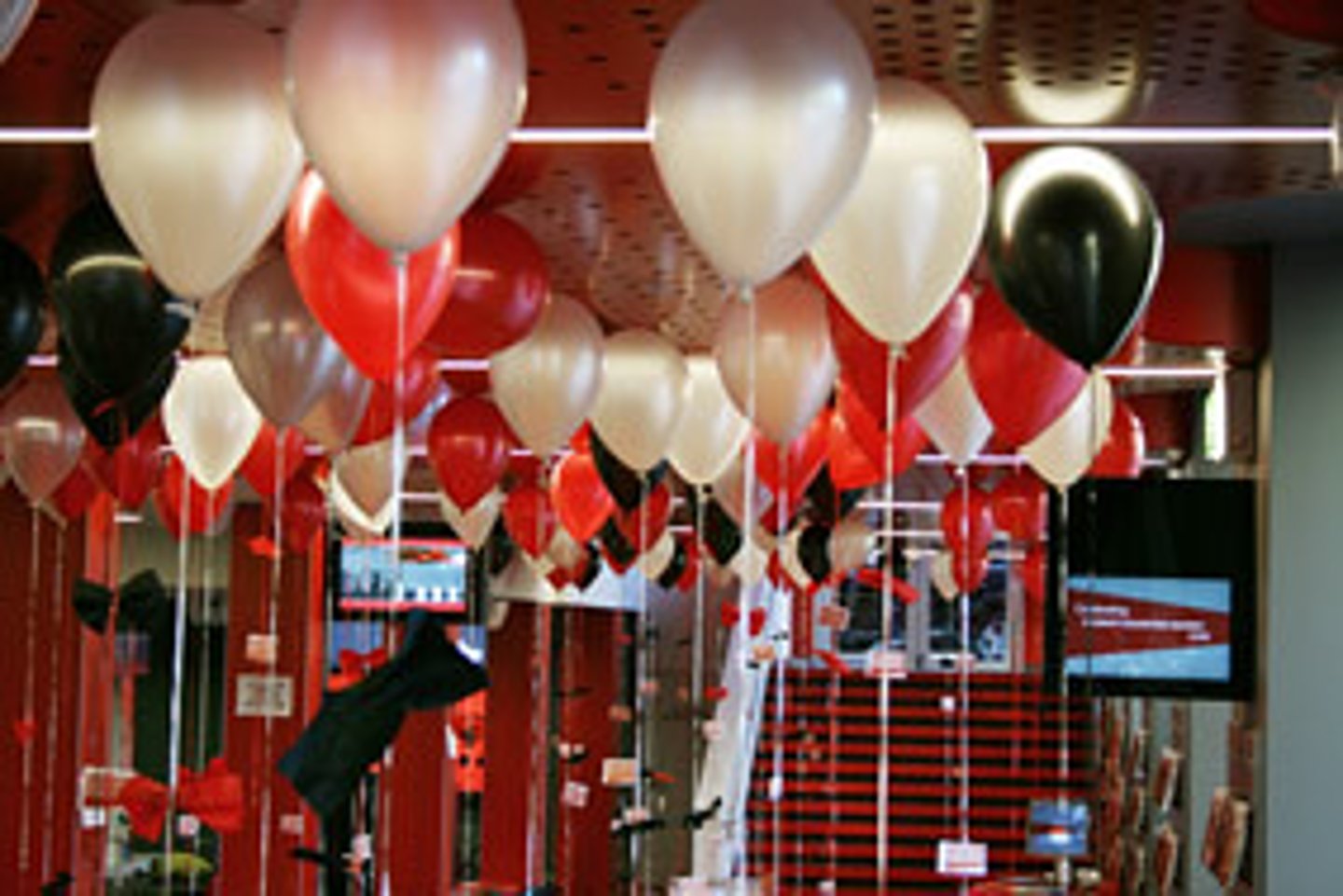<p>Voy a una fiesta con mi familia.</p>