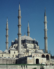 <p>Form:</p><p>-brick and stone</p><p>-similar to Hagia Sophia</p><p>-dome, squinches, piers, apses</p><p>-richly decorated dome from the inside</p><p>-centralized, octagonal mosque</p><p>Content:</p><p>-slender, tall minarets</p><p>-centralized with 8 piers</p><p>-courtyard and prayer hall</p><p>-madrassa (college for Islamic instruction)</p><p>-souk: shops in the mosque</p><p>-Qibla wall faces outwards showing openness </p><p>Function:</p><p>-mosque made to replace Hagia Sophia</p><p>Context:</p><p>-Edirne, Tukey: Ottoman</p><p>-made by architect, Sinan, in 1568-1575 CE</p><p>-part of a complex</p>