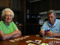 <p>jugar cartas</p>