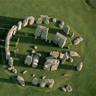 <p>Quel terme désigne un ensemble de menhirs disposés en cercle, souvent associé à des rituels anciens ?</p>