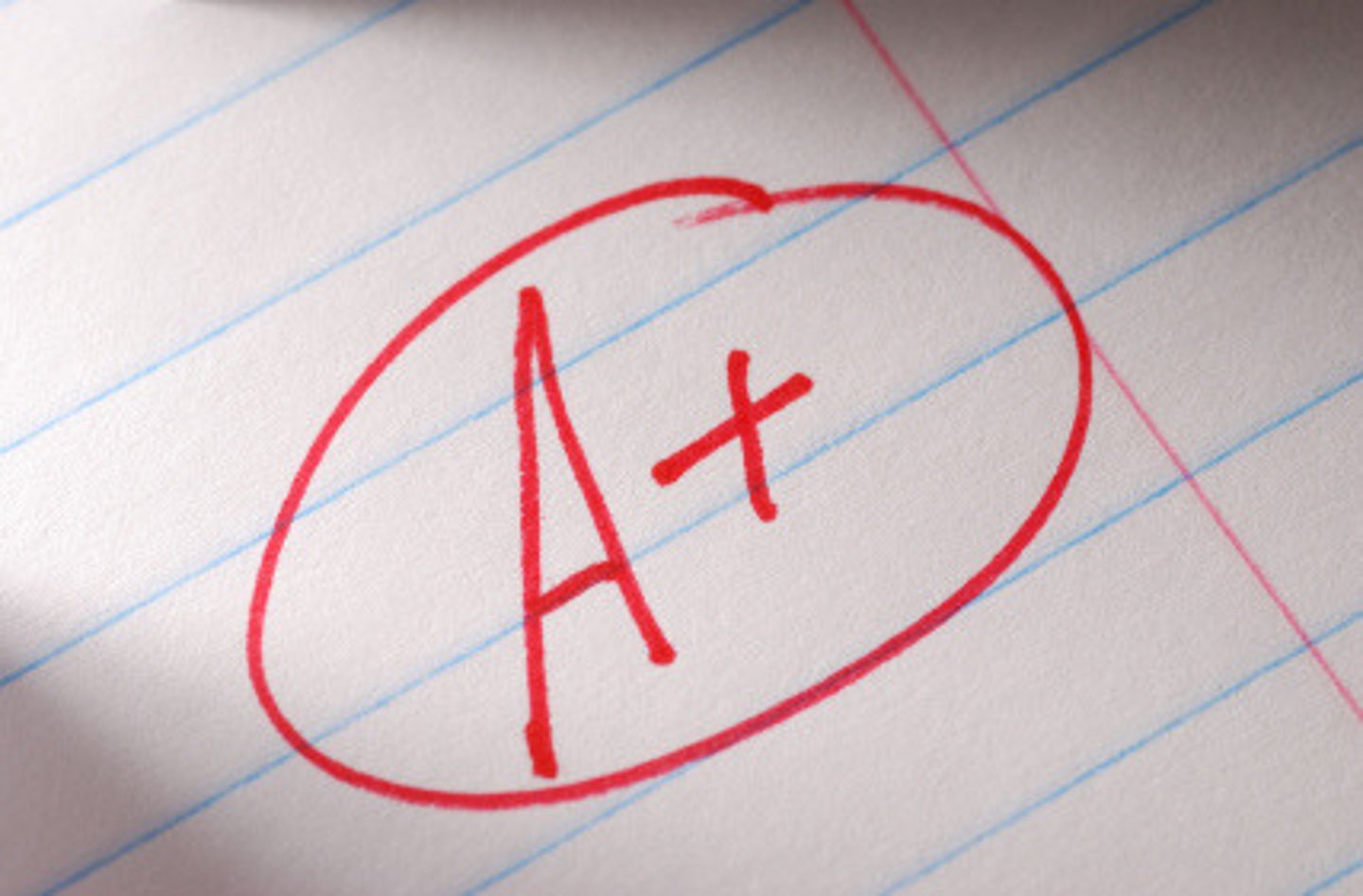 <p>(education English) nhận điểm Ví dụ: He received an A-grade in Maths.</p>